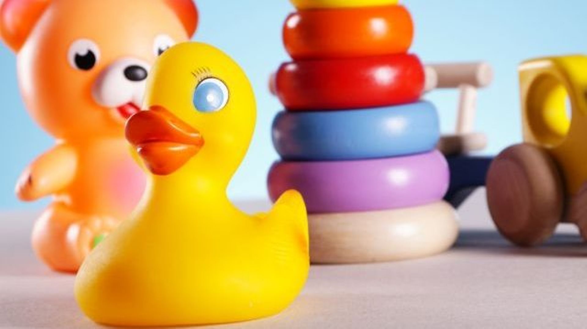 Des scientifiques avancent que certaines bactéries responsables d'infections pourraient survivre plusieurs mois sur des jouets partagés en crèche.