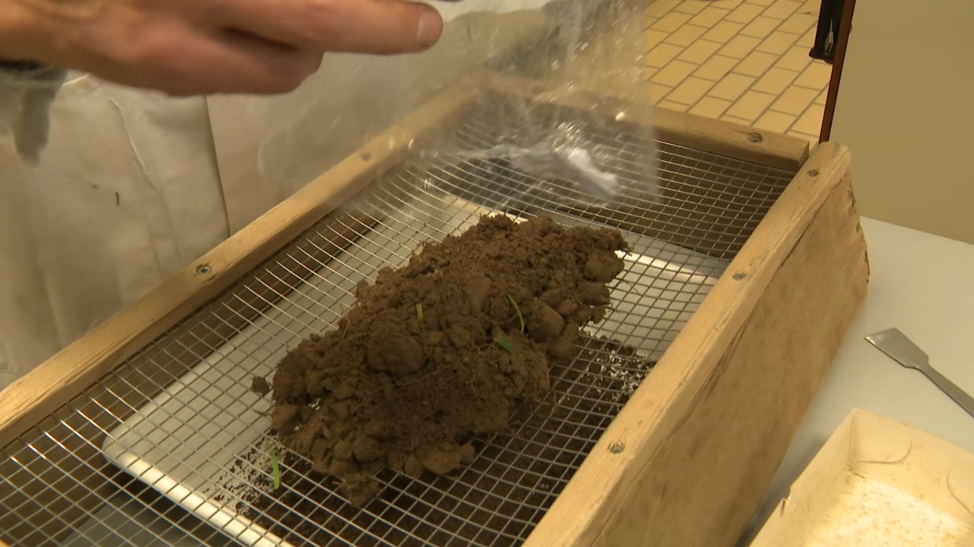 Les échantillons de terre sont analysés en laboratoire.