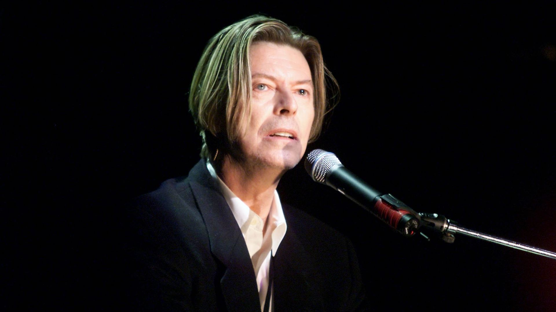 david-bowie-chante-cant-help-thinking-about-me-dans-une-video-inedite