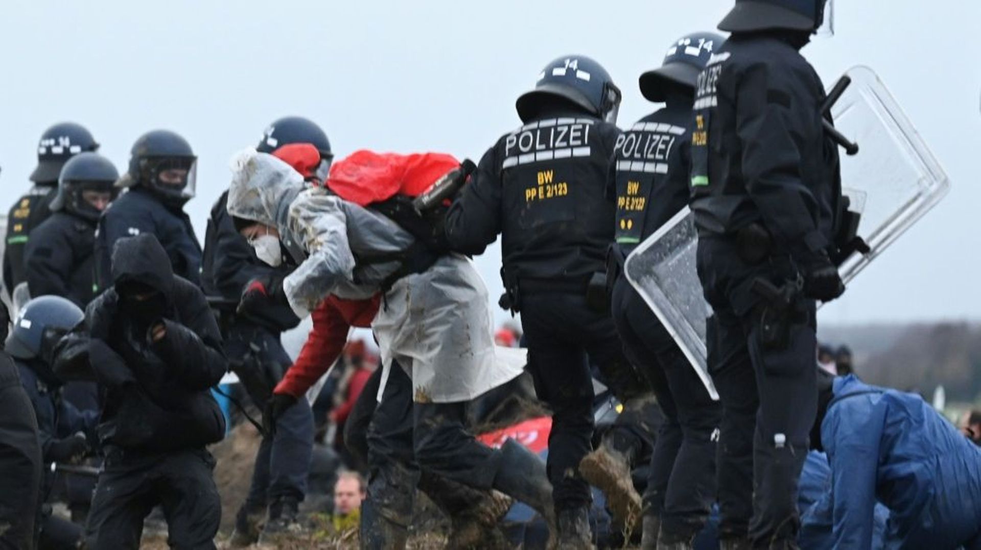 Heurts entre policiers et militants écologistes opposés à l’extension d’une mine à ciel ouvert à Lützerath, le 14 janvier 2023 dans l’ouest de l’Allemagne