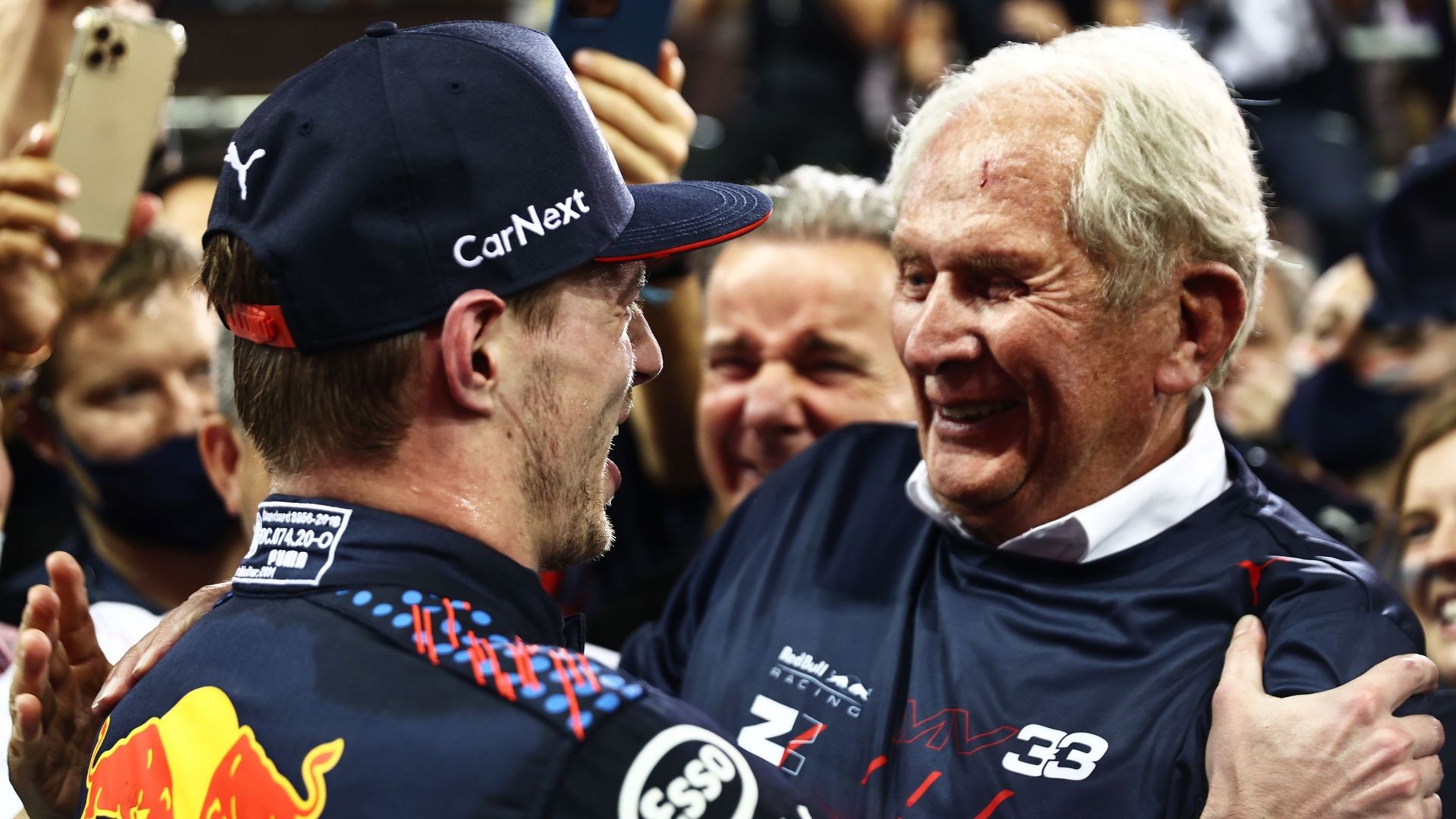 Helmut Marko félicite Max Verstappen après son titre de Champion du Monde de Formule 1