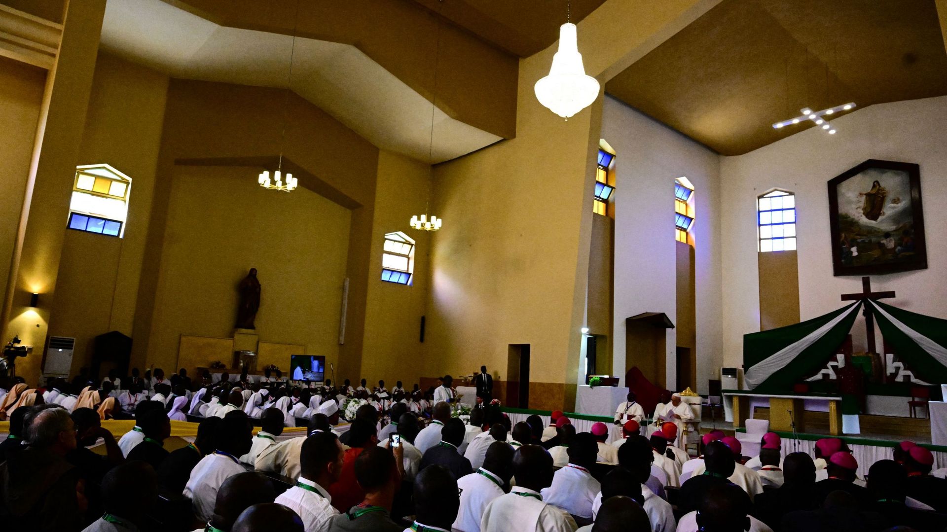 Vue générale de l’intérieur de la cathédrale pendant la rencontre du pape François avec les évêques, les prêtres, les diacres, les personnes consacrées et les séminaristes à la cathédrale Sainte-Thérèse à Juba, au Sud-Soudan, le 4 février 2023.