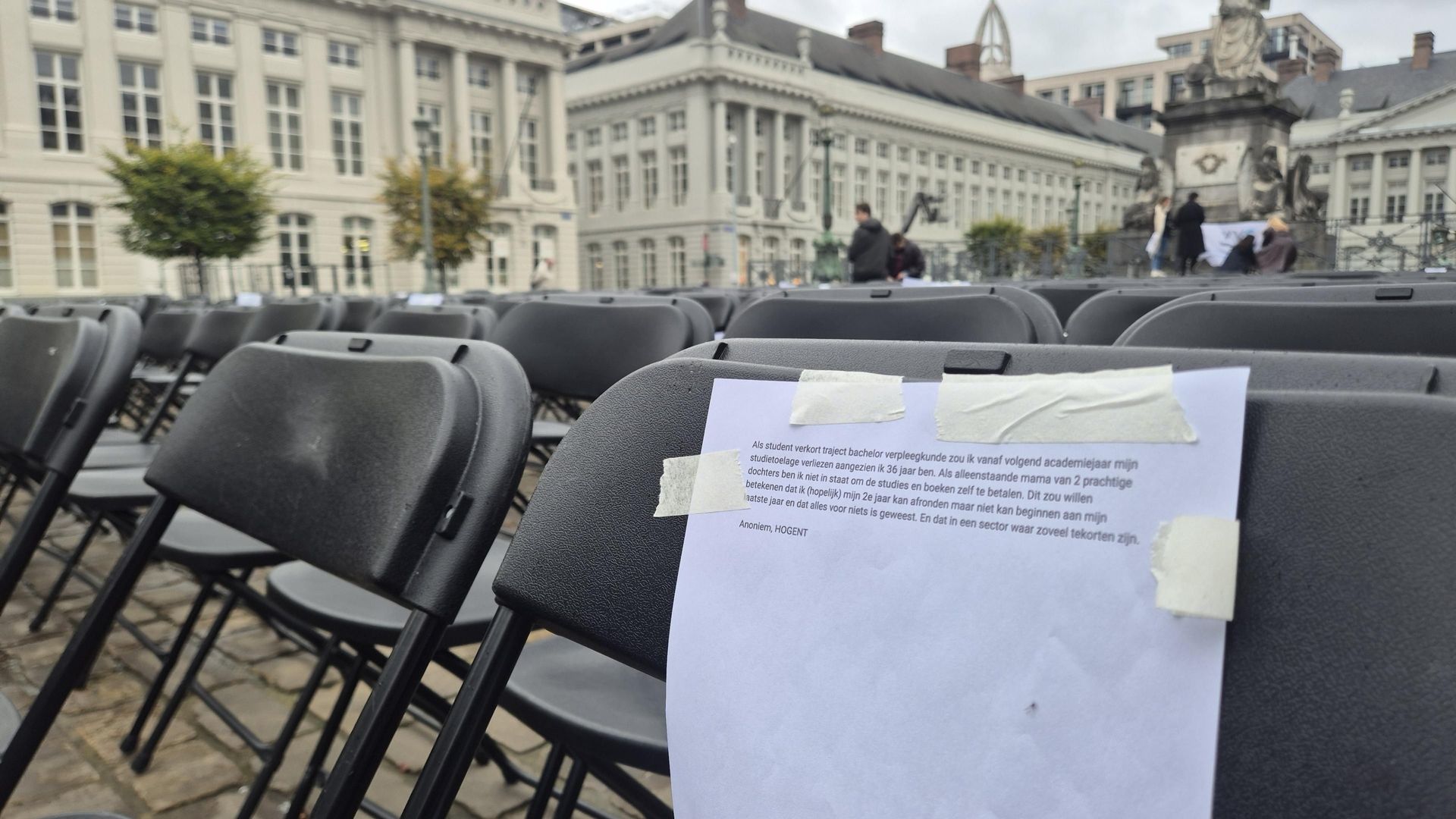 Bruxelles-Ville : un millier de chaises vides sur la place des Martyrs pour dénoncer les coupes dans l’enseignement supérieur flamand
