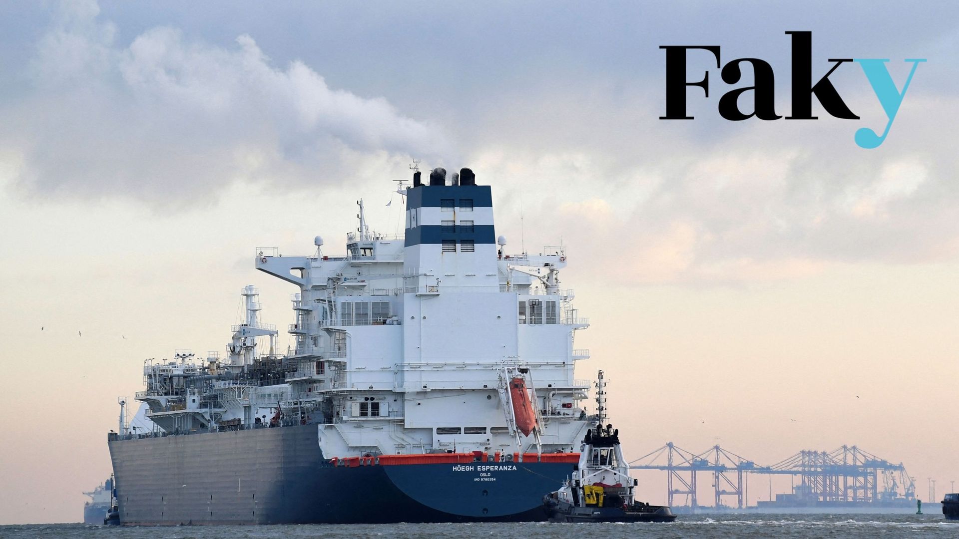Le navire FSRU (unité flottante de stockage et de regazéification) "Hoegh Esperanza" est guidé par des remorqueurs lors de son arrivée au port de Wilhelmshaven, en Allemagne, le 15 décembre 2022. L'Allemagne s'apprête à recevoir son premier terminal gazie