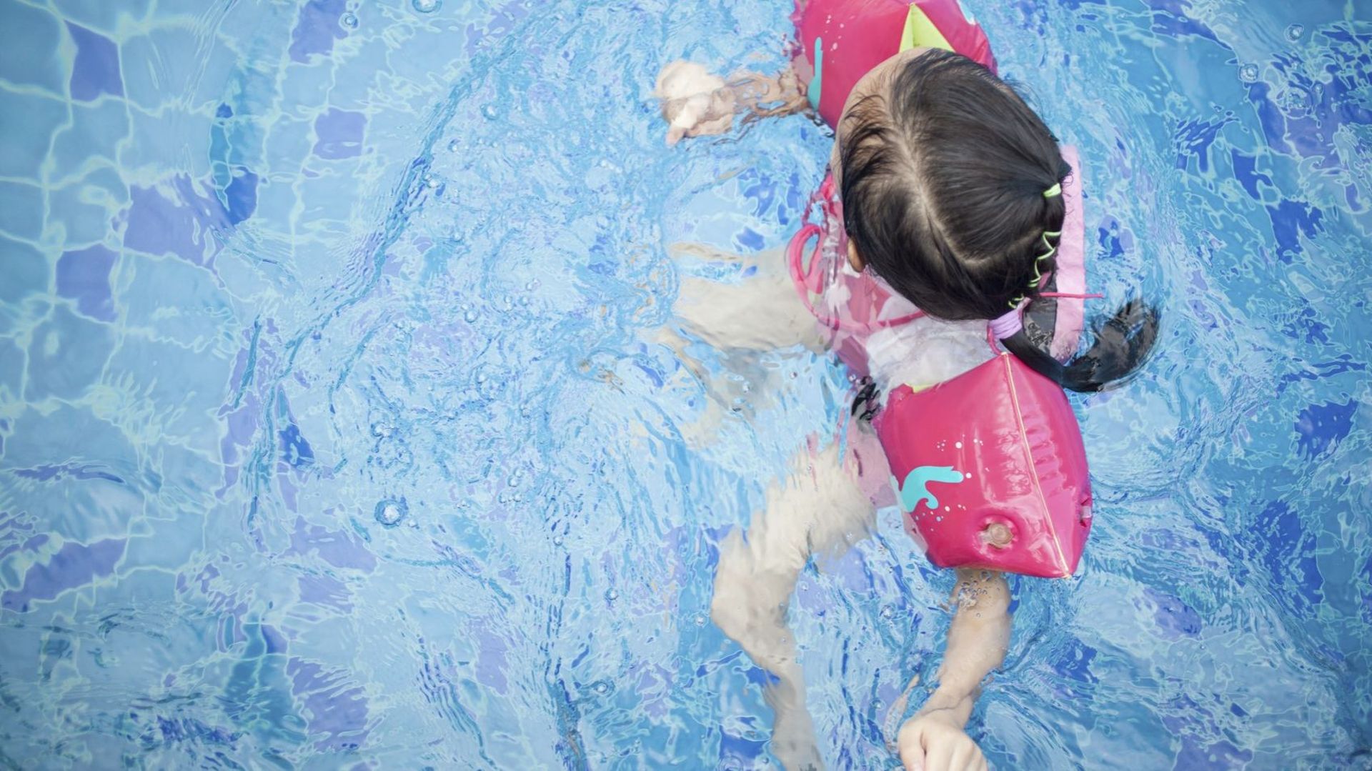 Baignade des enfants : choisir un maillot flottant plutôt qu'une bouée 