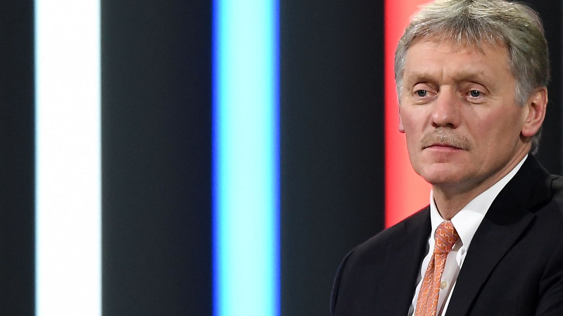 Le porte-parole du Kremlin, Dmitry Peskov, anime la conférence de presse annuelle du président russe Vladimir Poutine dans le hall d'exposition Manezh, dans le centre de Moscou, le 23 décembre 2021.