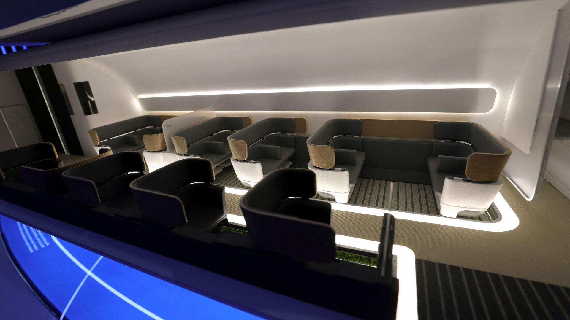 Intérieur d’une capsule hyperloop pour les passagers, à l’expo internationale de Dubaï (2021)