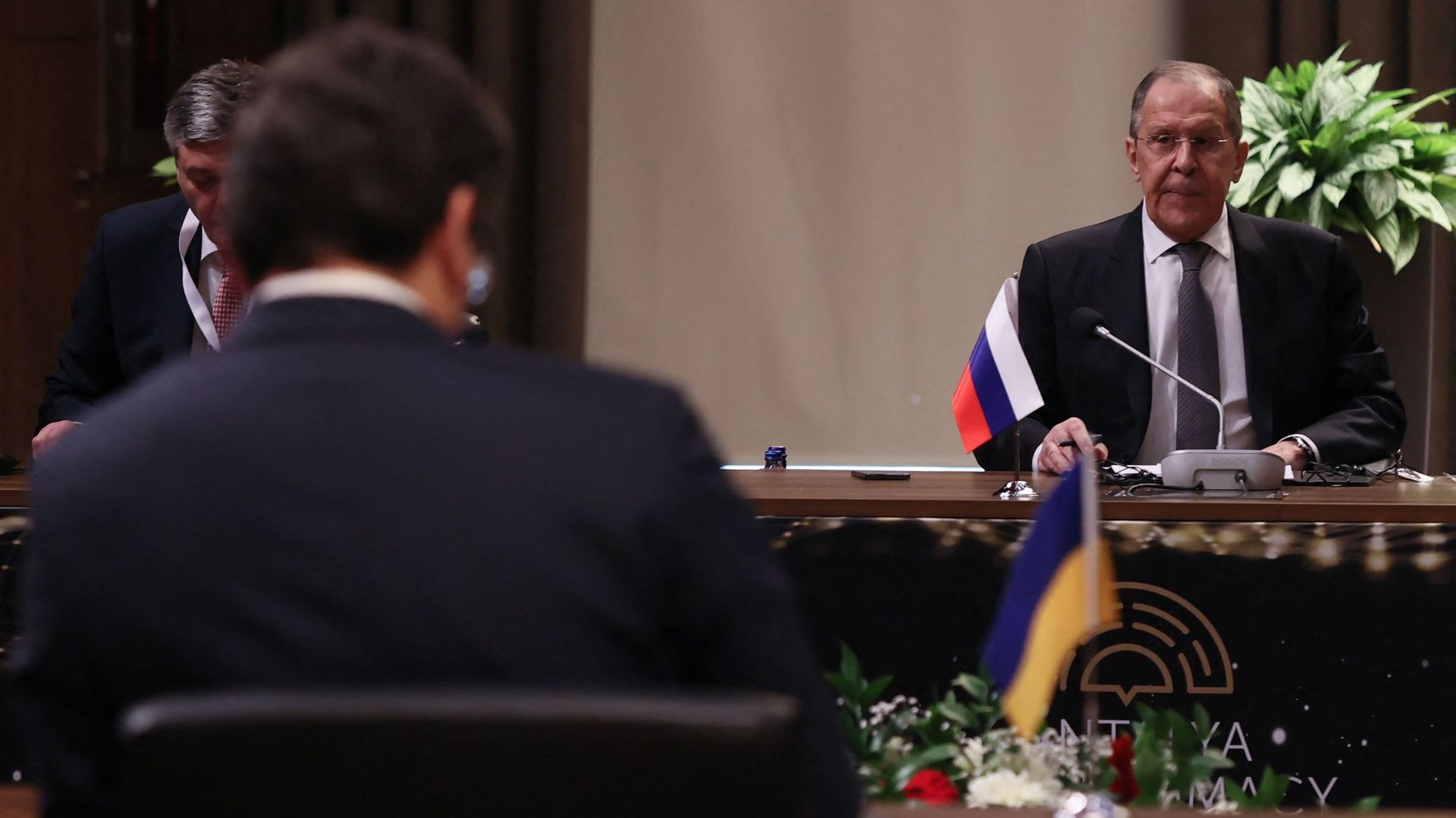 Le ministre russe des Affaires étrangères Sergueï Lavrov (à droite) et le ministre ukrainien des Affaires étrangères Dmytro Kuleba (de dos) participant à la réunion tripartite des ministres des Affaires étrangères Russie-Turquie-Ukraine à Antalya, 10 mars