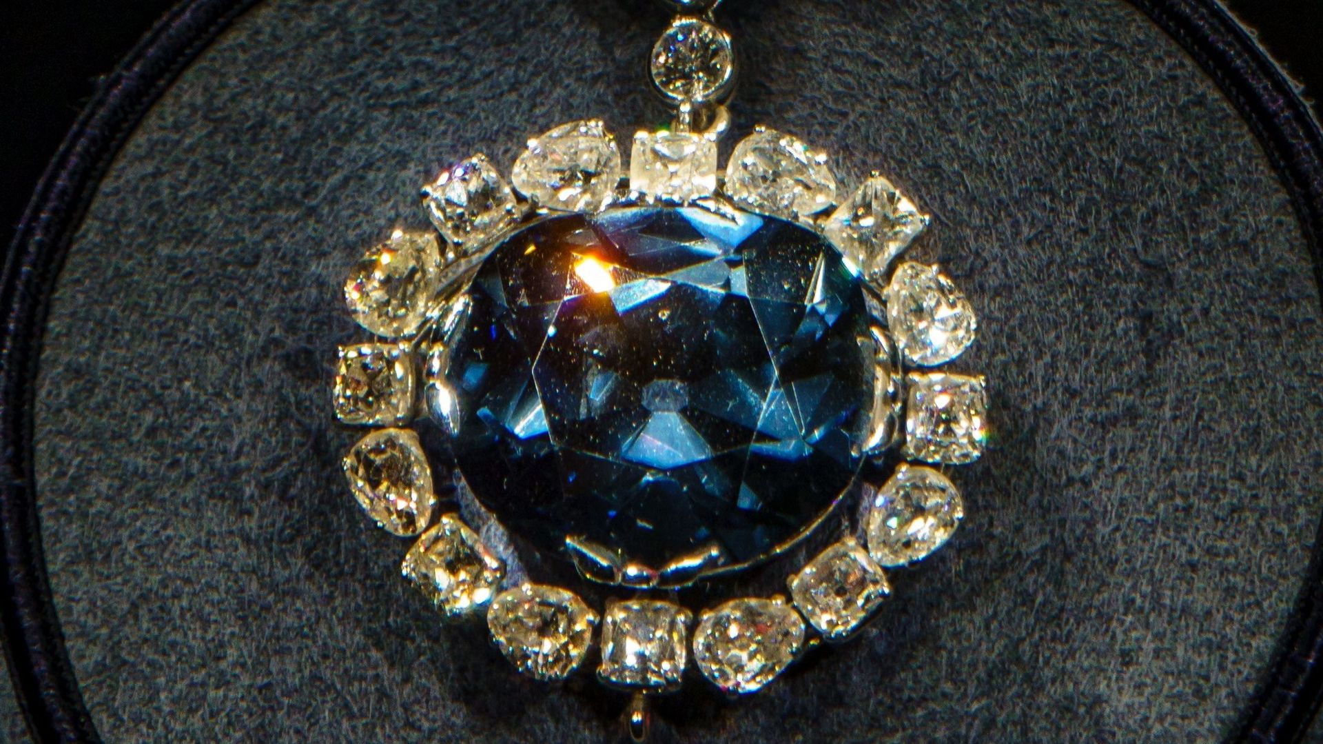 Le diamant bleu de la Couronne l’histoire rocambolesque d’un joyau — free download