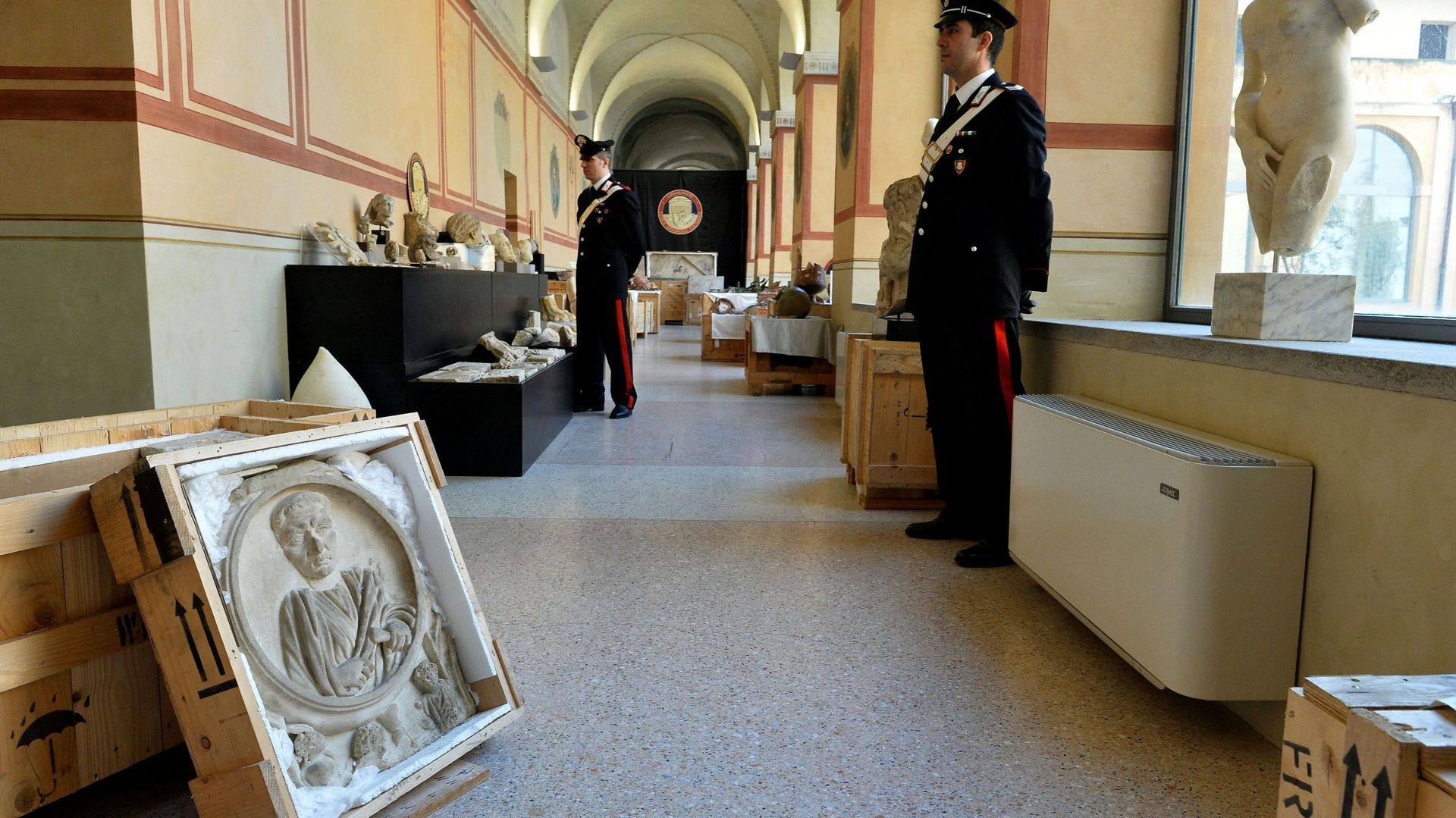 Des objets archéologiques saisis à Rome en 2016 alors qu’un réseau international de trafiquants s’apprêtait à les vendre en Grande-Bretagne, au Japon et aux Etats-Unis. Au total ce sont 45 caisses contenant des dizaines de milliers de reliques archéologiq