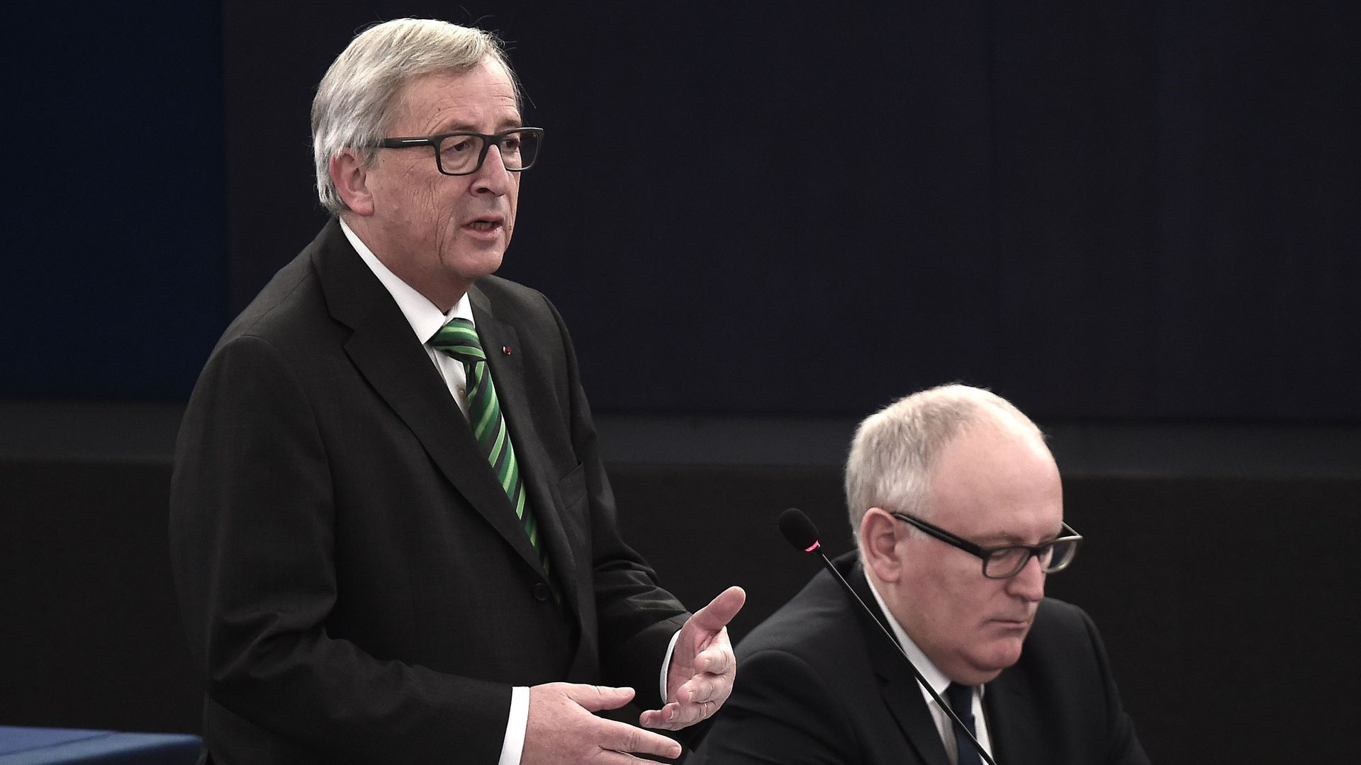 Le président de la Commission européenne, Jean-Claude Juncker, et le vice-président Frans Timmermans (à droite).