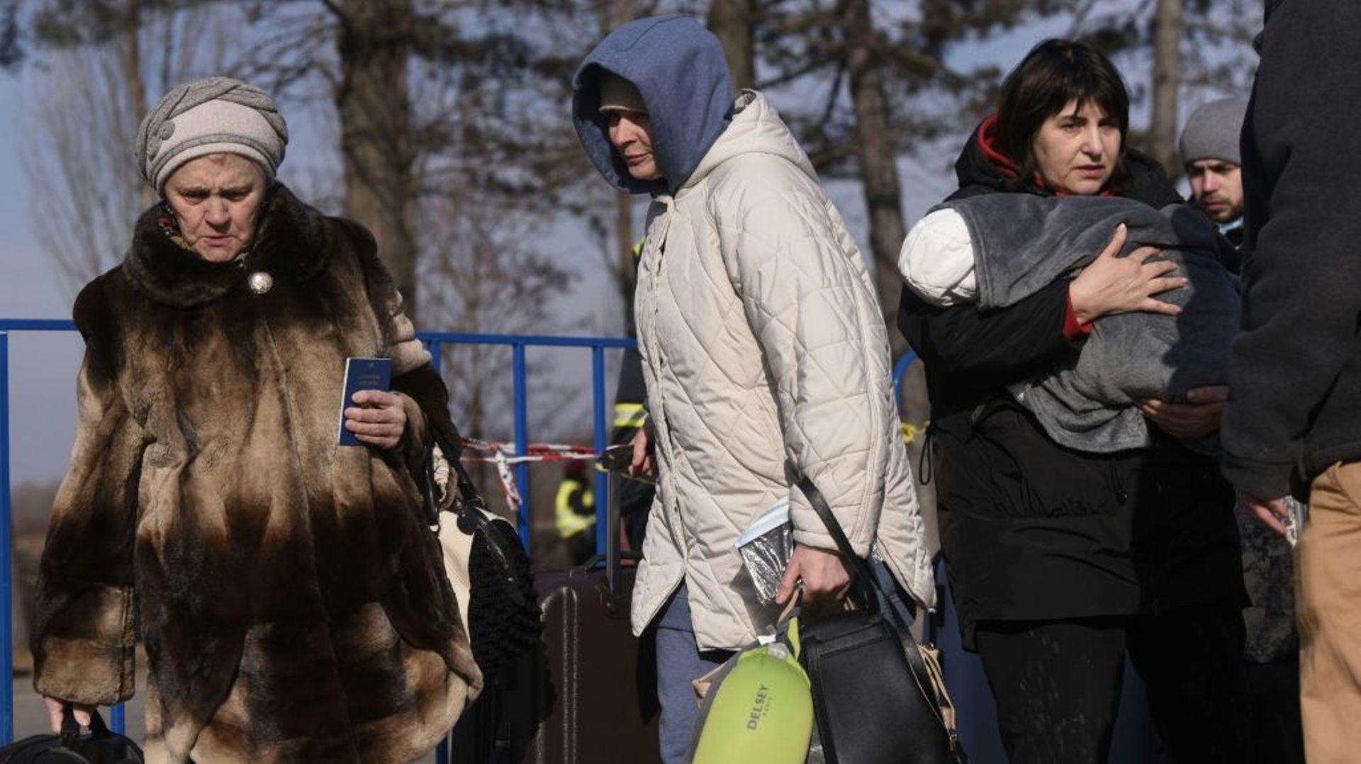 Des réfugiés ukrainiens traversent la frontière ukraino-roumaine à Siret, dans le nord de la Roumanie, le 20 mars 2022

