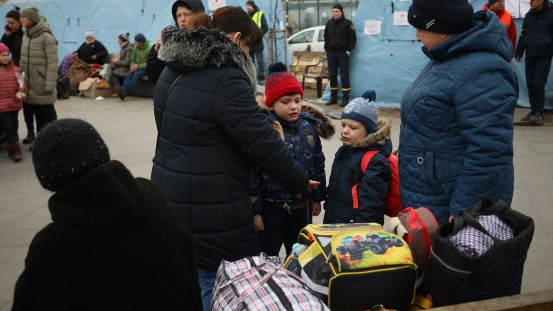 Des réfugiés qui avaient quitté l’Ukraine pour la Pologne mais ont finalement décidé de regagner leur pays arrivent à la gare de Lviv, dans l’Ouest d l’Ukraine, le 16 mars 2022