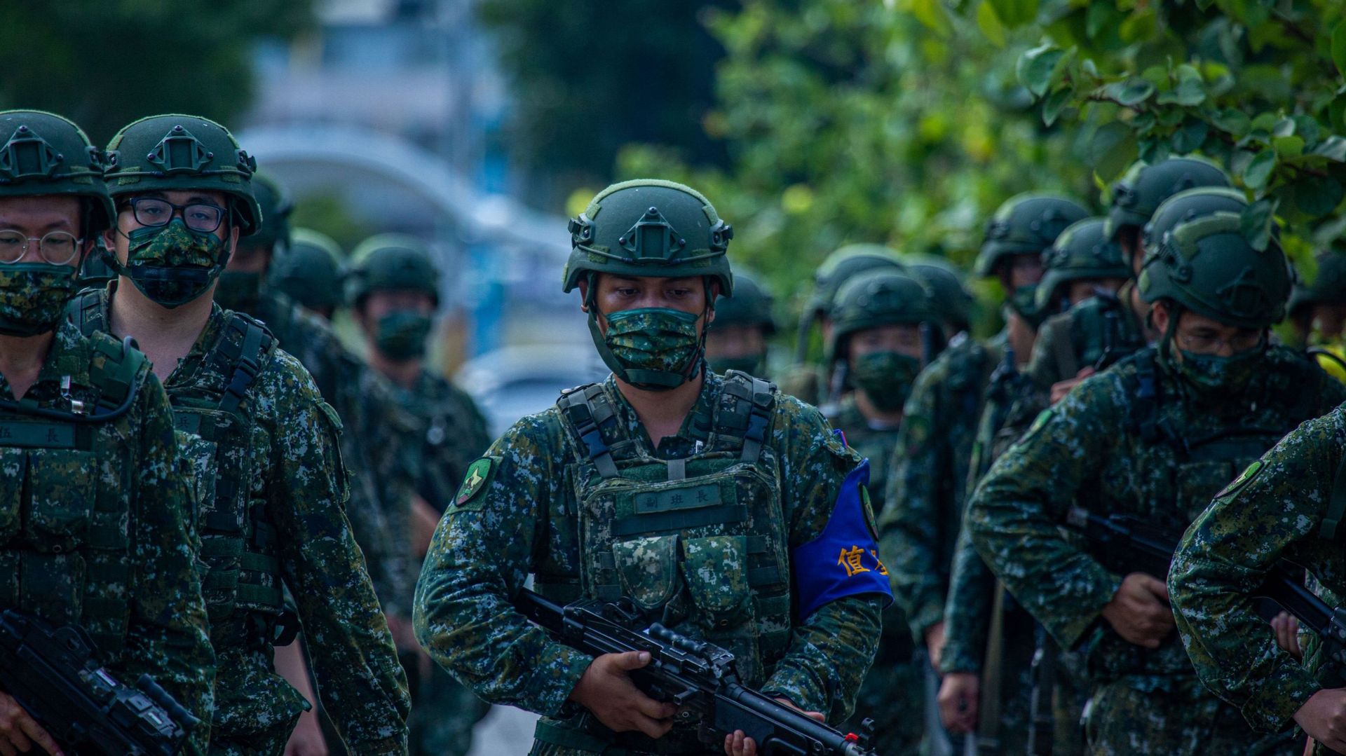 Des militaires taïwanais marchent en formation lors de l’exercice militaire Han Kuang, qui simule l’invasion de l’île par l’Armée populaire de libération (APL) de la Chine, le 27 juillet 2022 à New Taipei City, Taïwan.