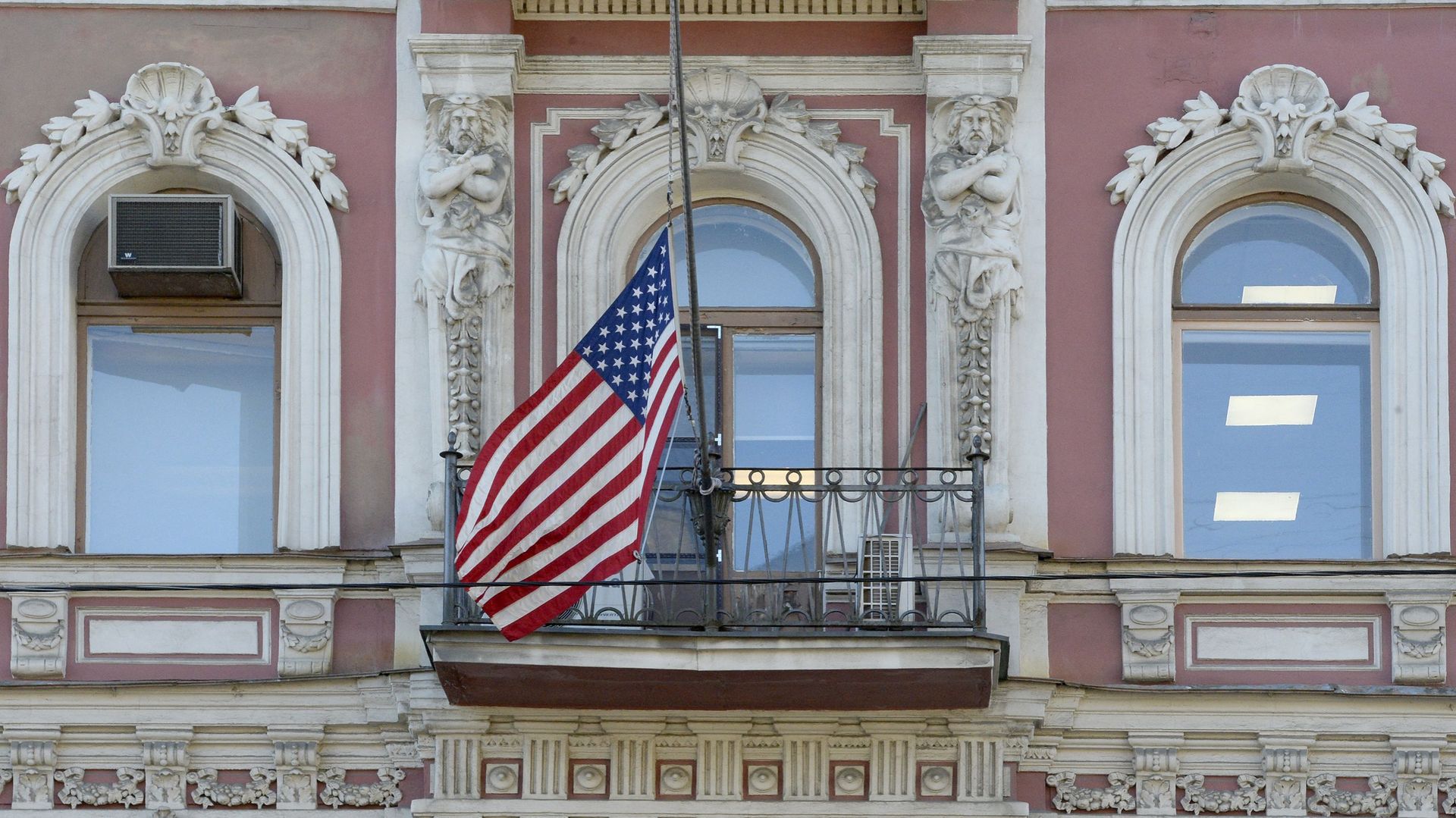 En cause, l'interdiction annoncée par le gouvernement russe aux représentations diplomatiques américaines en Russie d'employer des ressortissants non-américains.