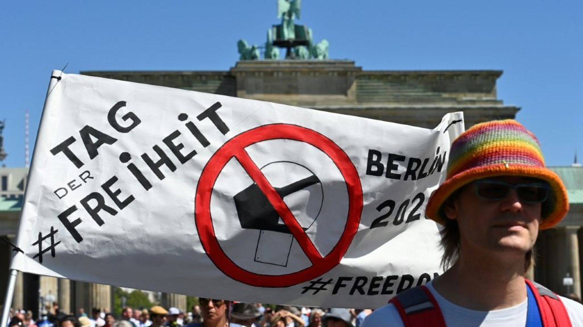 Des manifestants brandissent la bannière "Jour de la liberté lors d'un défilé anti-masques organisé par Querdenken-711" le 1er août 2020 à Berlin
