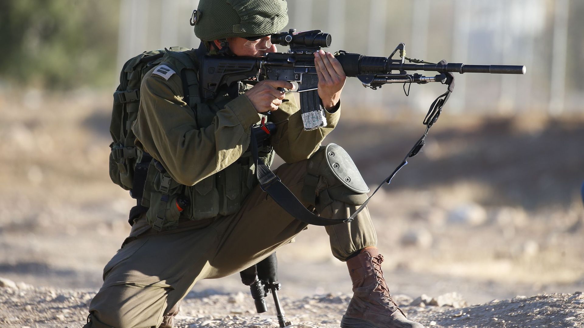 Un soldat israélien en position de tir, le 24 août, dans la vallée du Jourdain, lorsque des heurts ont émaillé une manifestation de Palestiniens.