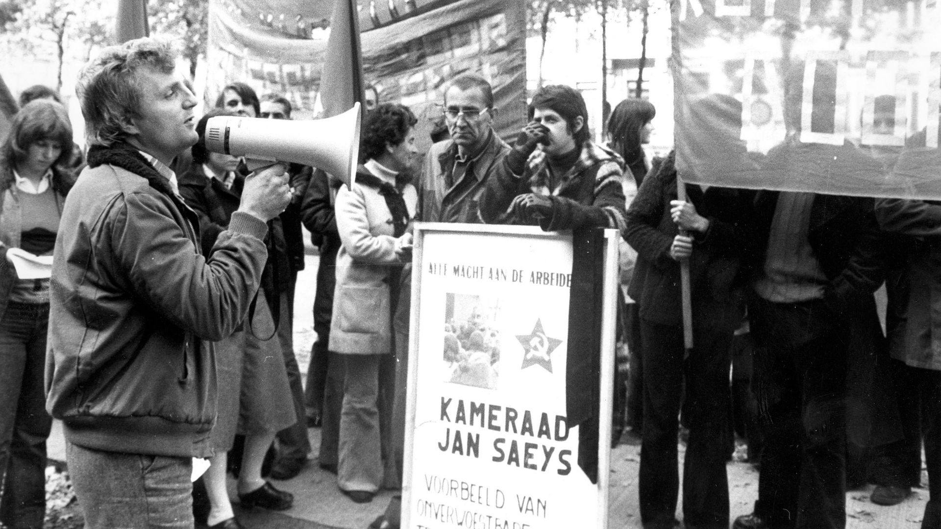 Kris Merck harangue ses supporters devant le tribunal d’Anvers ou il vient d’être condamné pour exercice illégal de la médecin en février 1975.