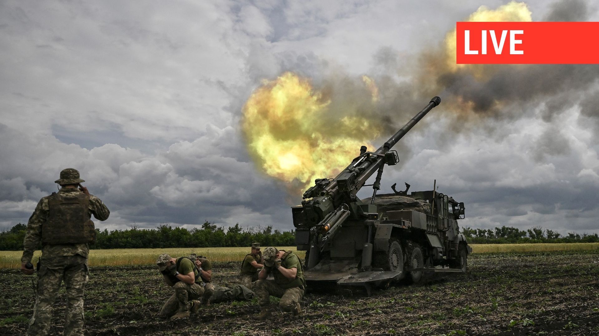 Des militaires ukrainiens tirent avec un canon automoteur français de 155 mm/52 calibres Caesar vers des positions russes sur une ligne de front dans la région de Donbas, dans l'est de l'Ukraine, le 15 juin 2022.