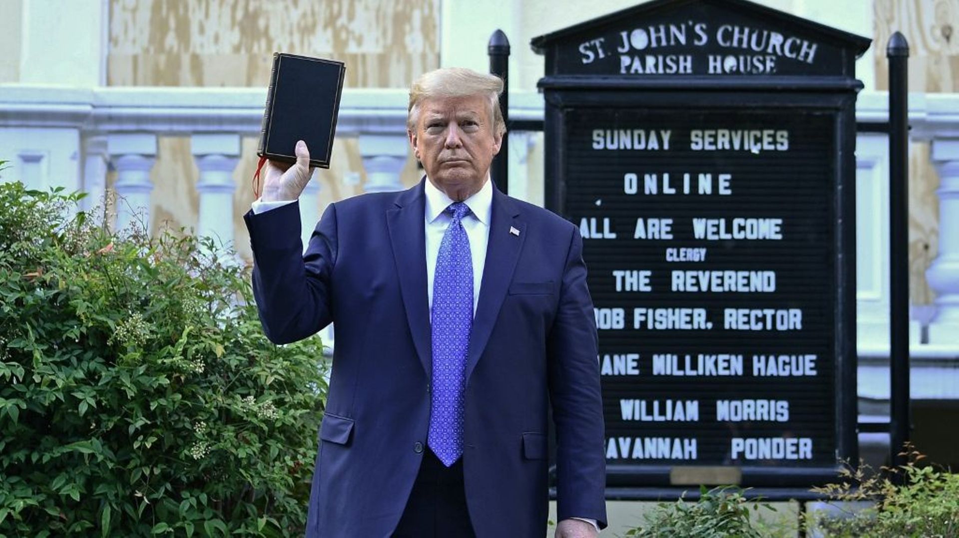 Donald Trump brandit une Bible devant l'église épiscopalienne St John à Washington, le 1er juin, 2020.