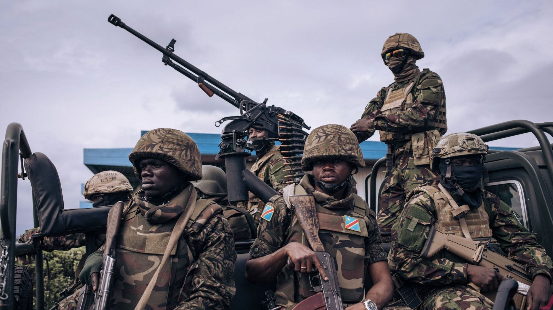 Une escorte de militaires kényans et congolais monte la garde à l'aéroport de Goma, dans l'est de la République démocratique du Congo, le 15 novembre 2022.