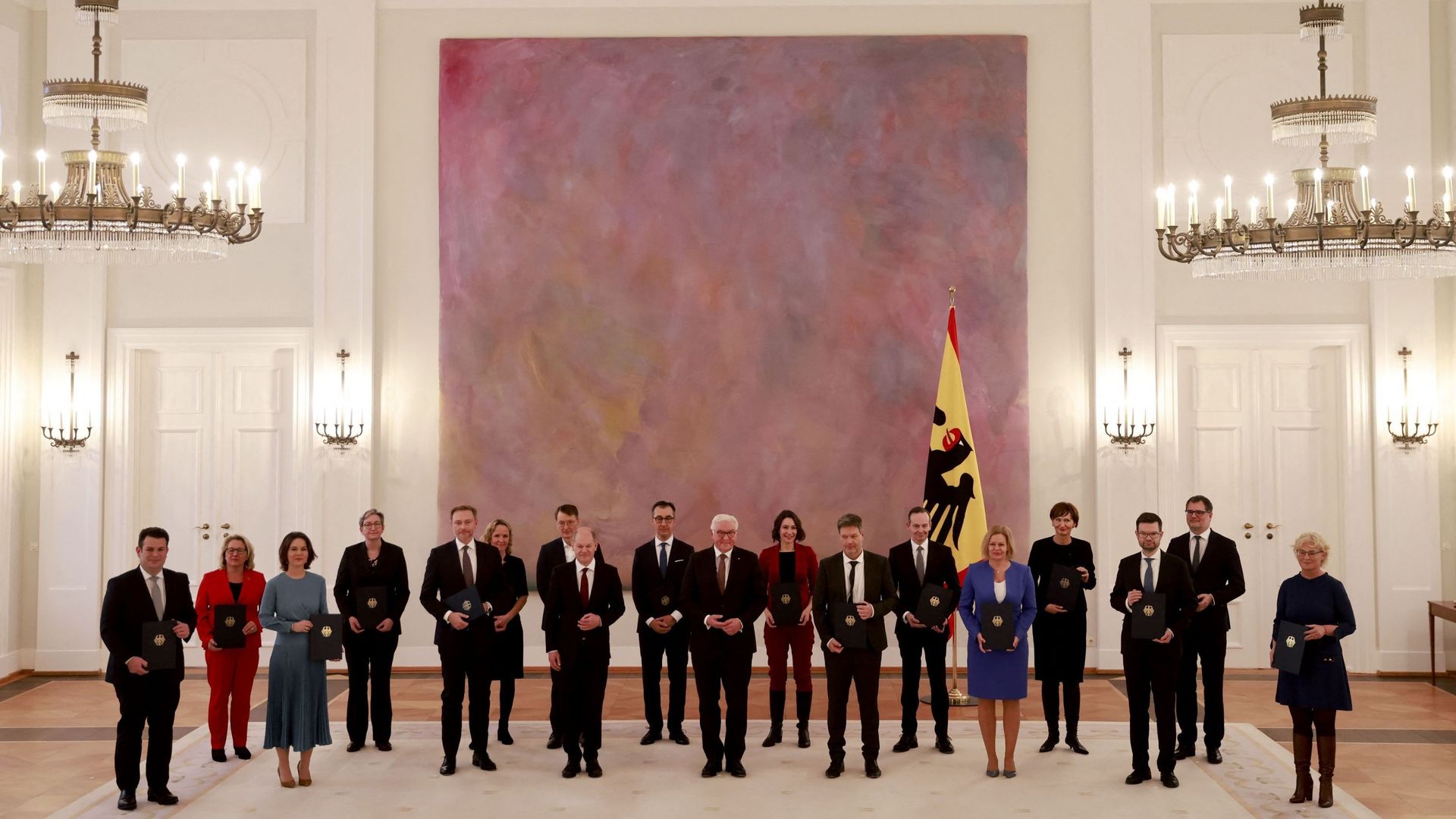 Le nouveau chancelier et le président allemands posent avec les ministres du nouveau gouvernement.