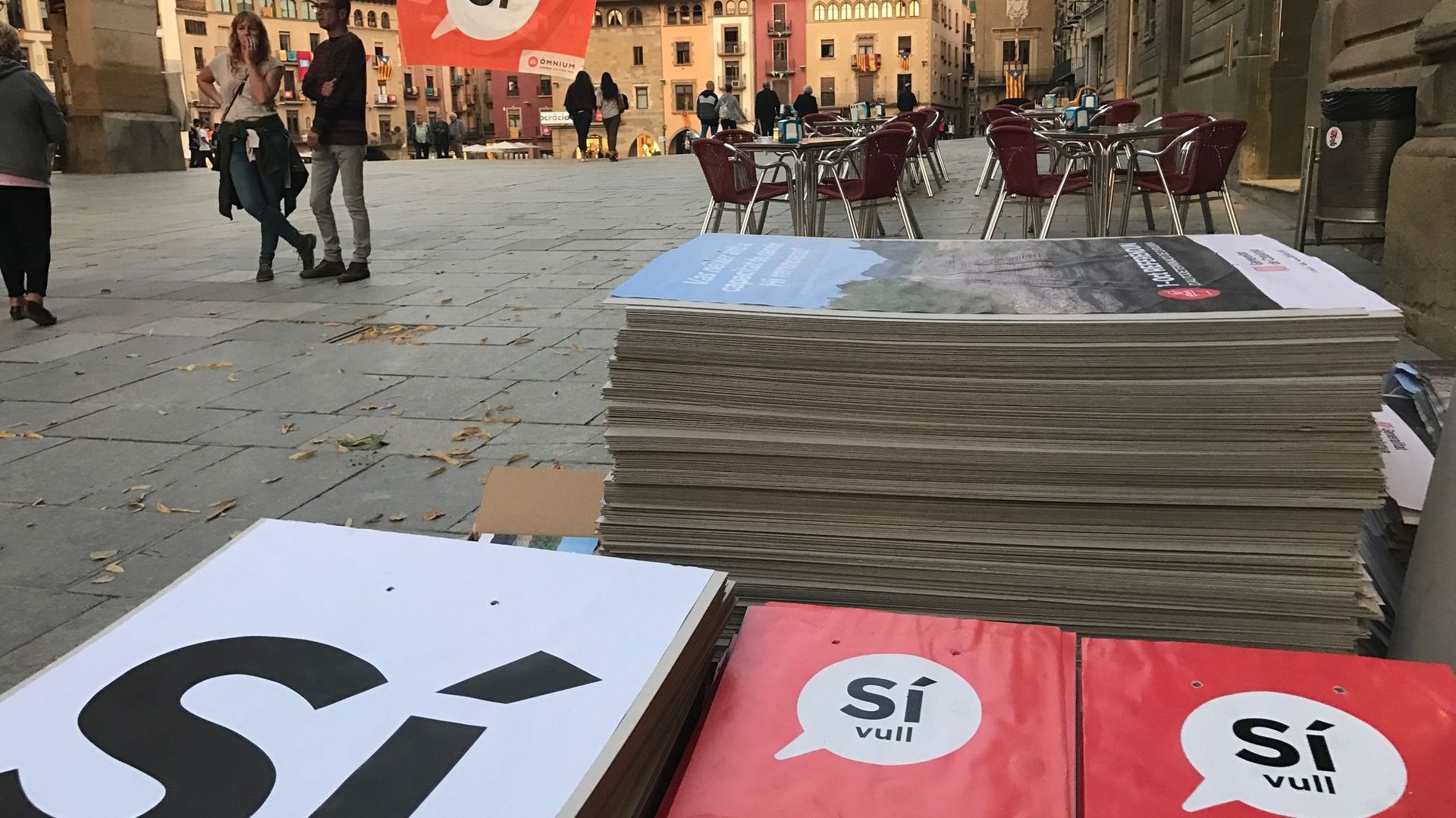 Des tracts pour l'indépendance de la Catalogne, dans la ville de Vic