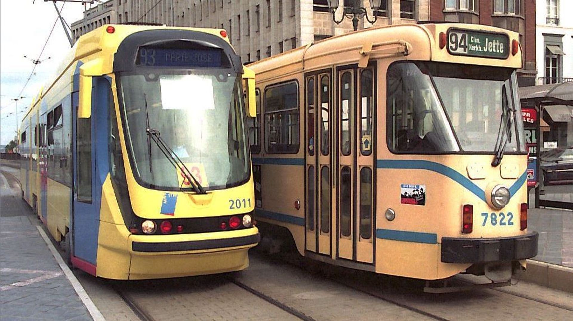 Un tram 2000 photographié en 1994, à côté d'un modèle plus ancien