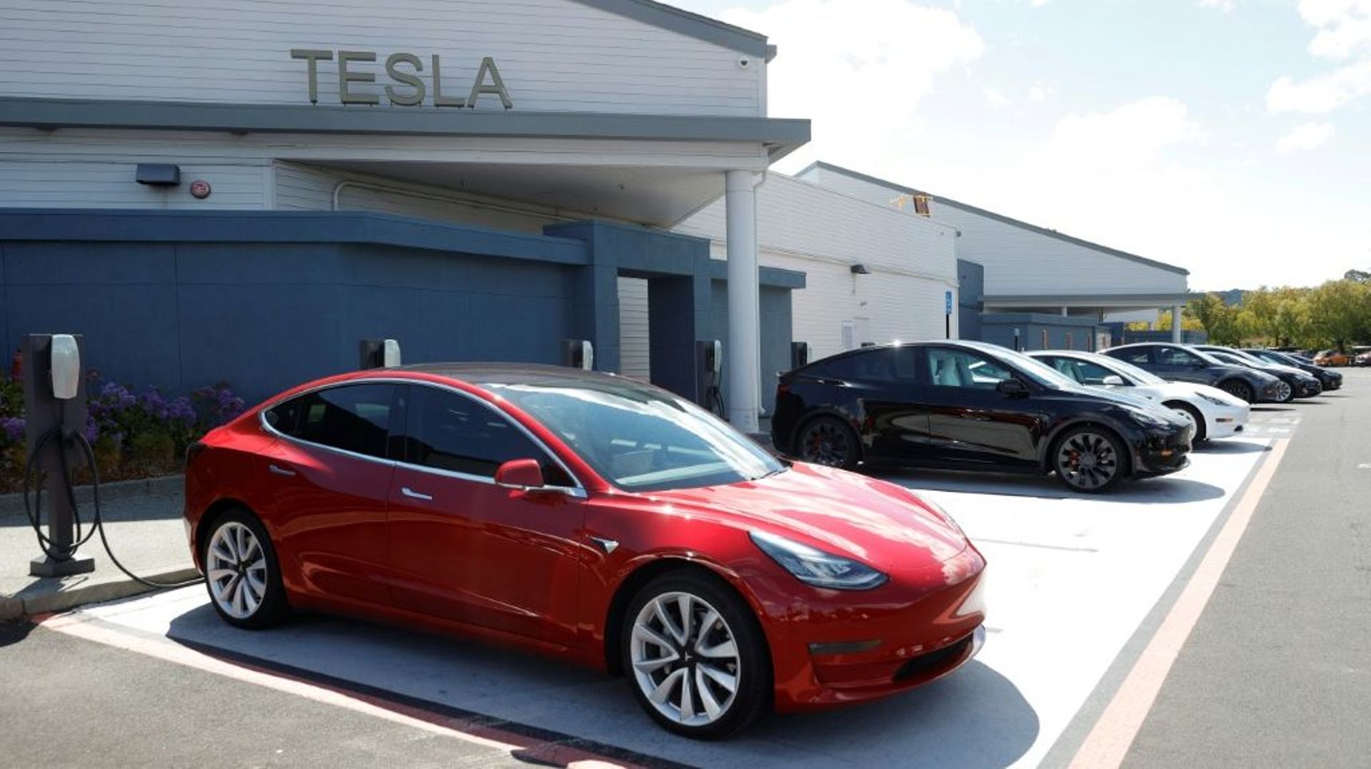 Des voitures Tesla dans un station de recharge de batterie, à Corte Madera en Californie