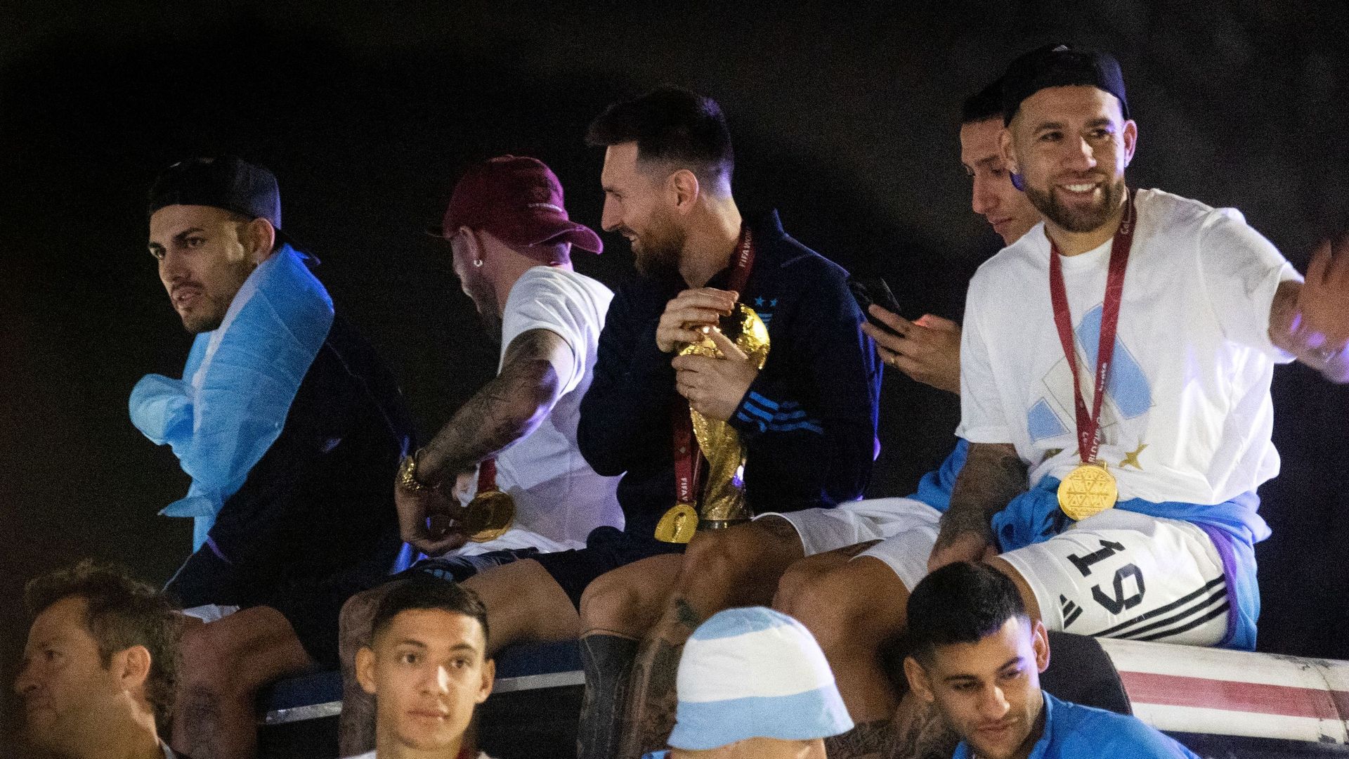 Messi et ses coéquipiers ont bien failli tomber du car lors du défilé à Buenos Aires.