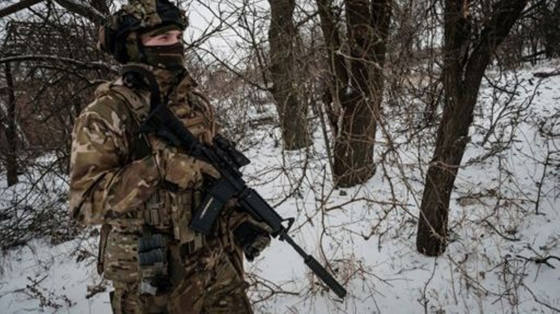 Un militaire de l'unité Vedmak (Witcher) des forces armées ukrainiennes patrouille sur la ligne de front près de Bakhmut le 18 février 2023;