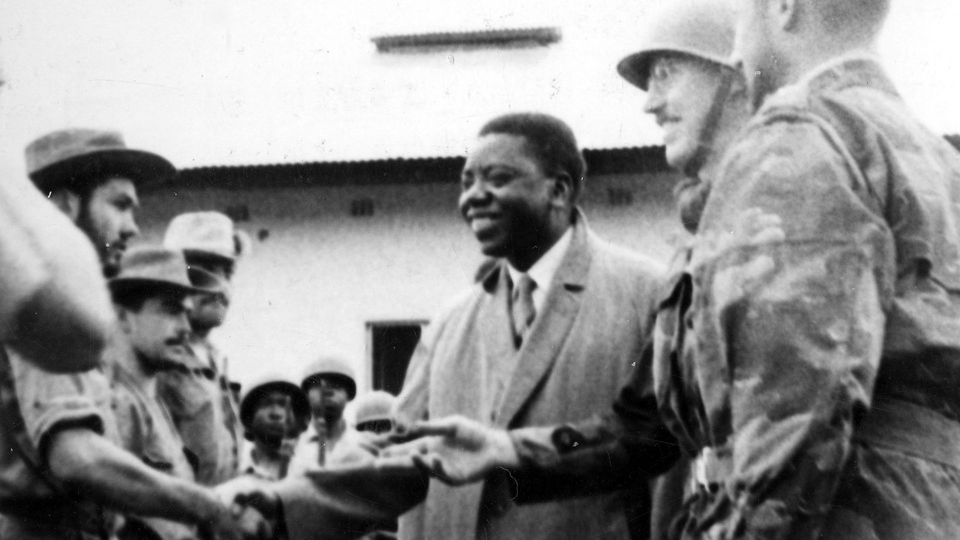 Moïse Tshombe, président du Katanga indépendant, avec des mercenaires occidentaux