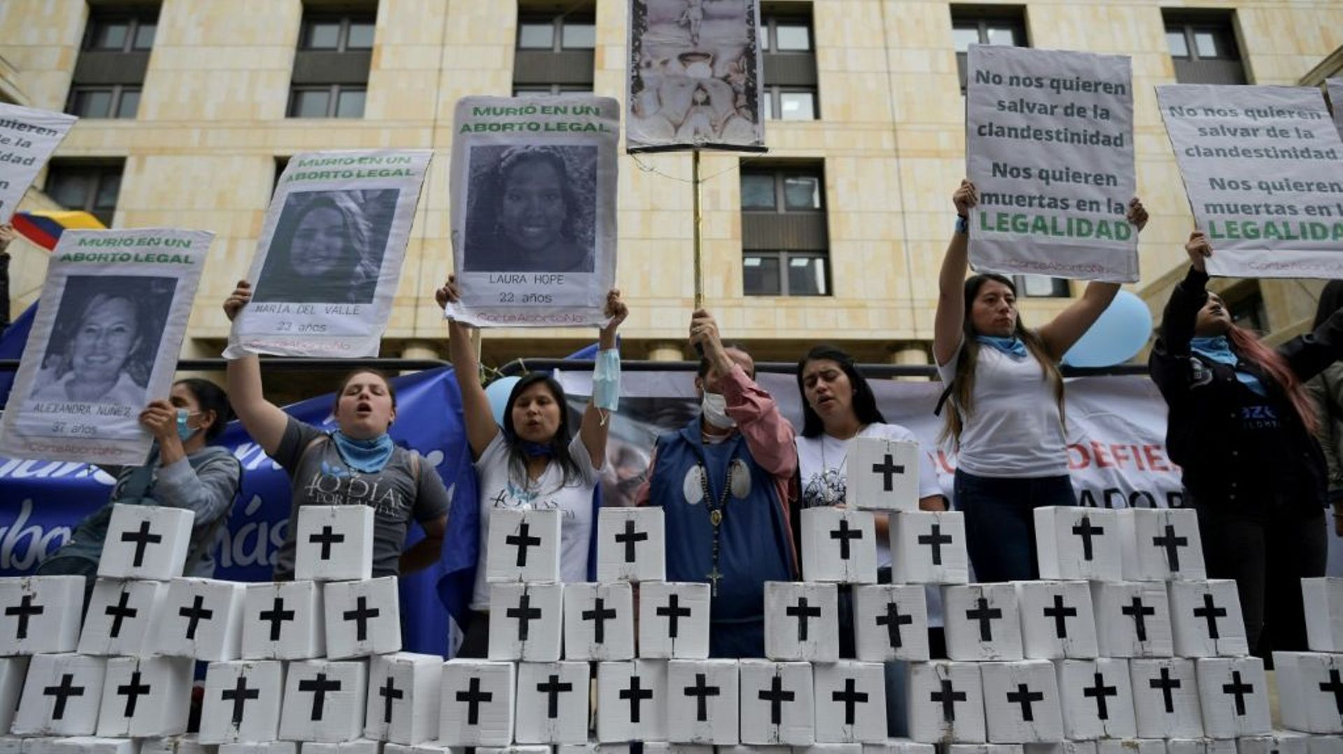 Des militants anti-avortement manifestent devant la Cour constitutionnelle, le 21 février 2022 à Bogota, en Colombie