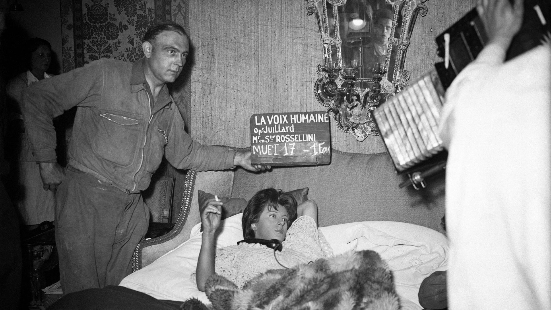 Photo prise en 1947 à Paris qui montre l’actrice italienne Anna Magnani pendant le tournage de "La voix humaine" (Una voce umana), réalisé par Roberto Rossellini, cinéaste adepte de l’école du néoréalisme italien.