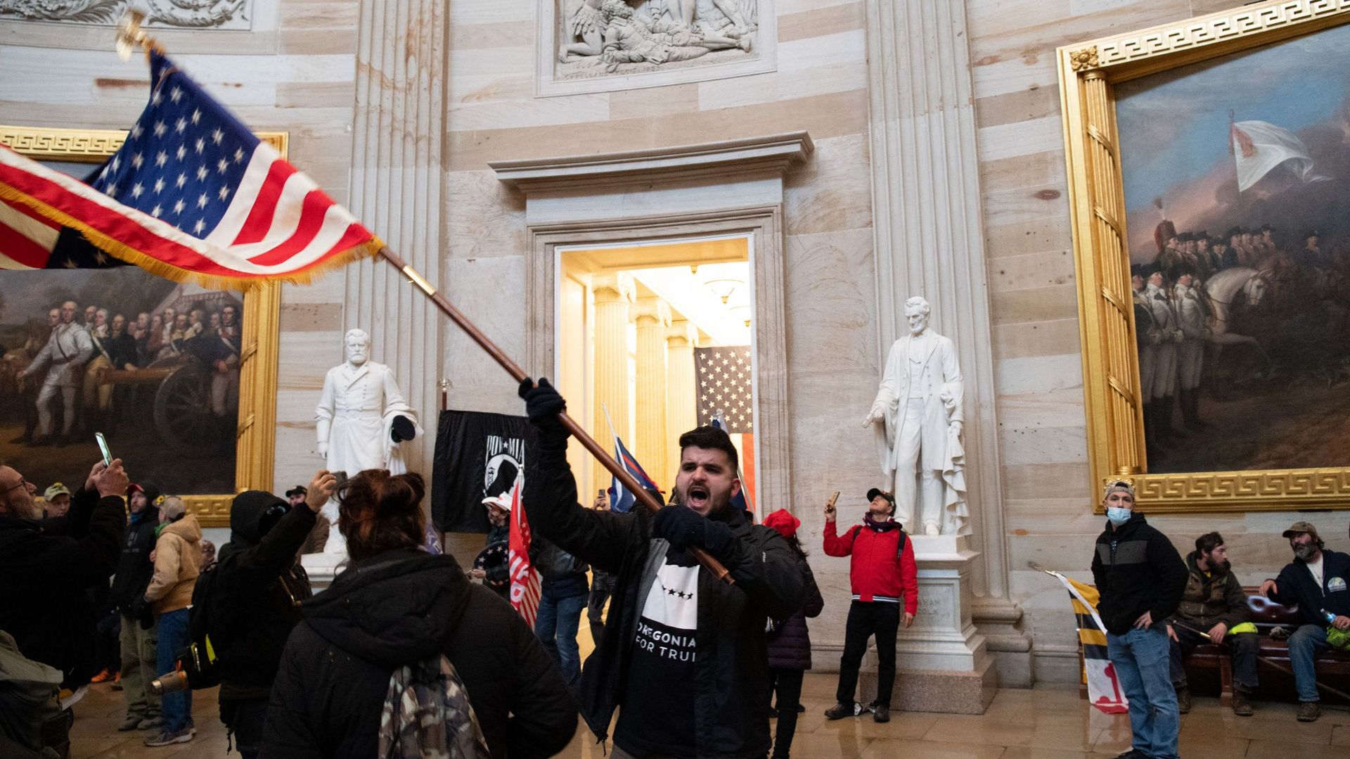 Insurrection à Washington : Proud boys, QAnon, Américains en colère… Qui sont les manifestants qui ont forcé les portes du capitole américain ?