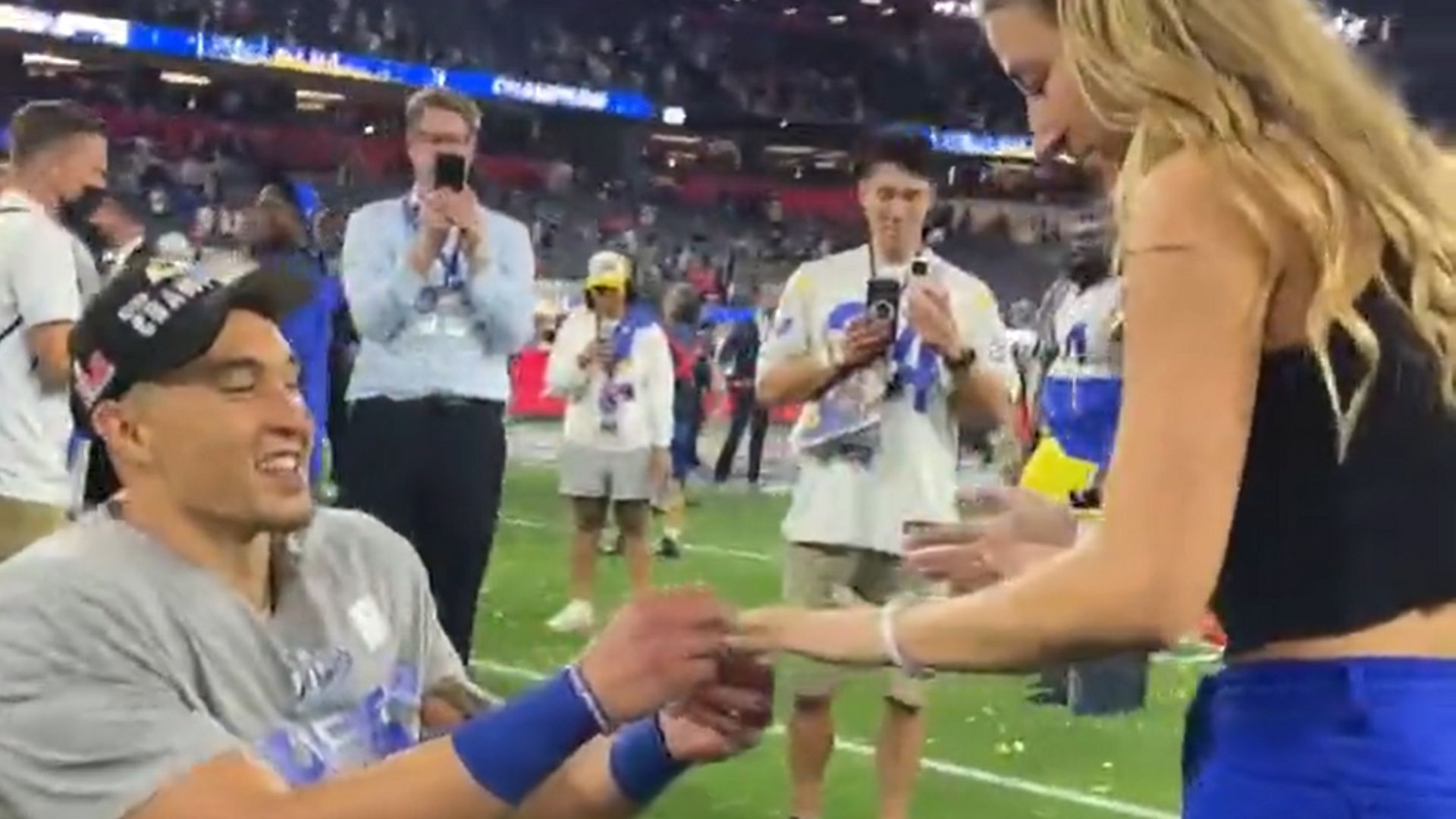 Le safety des Rams offre une bague à sa future femme, avant de recevoir celle de champion du Super Bowl 2022