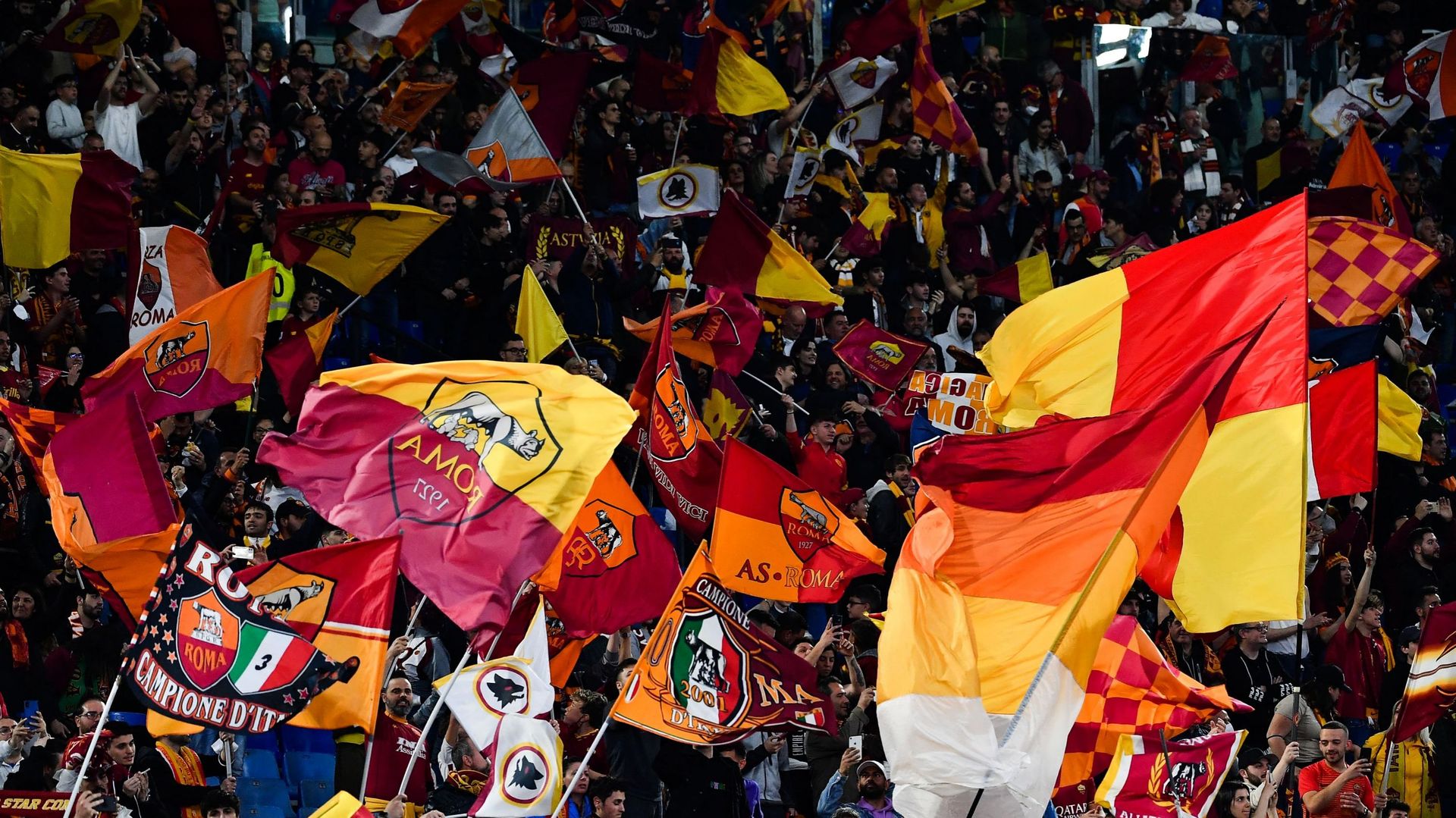 Les supporters de l’AS Roma se réjouissent avant le match retour de la demi-finale de l’UEFA Conference League entre l’AS Roma et Leicester City au Stade Olympique de Rome.