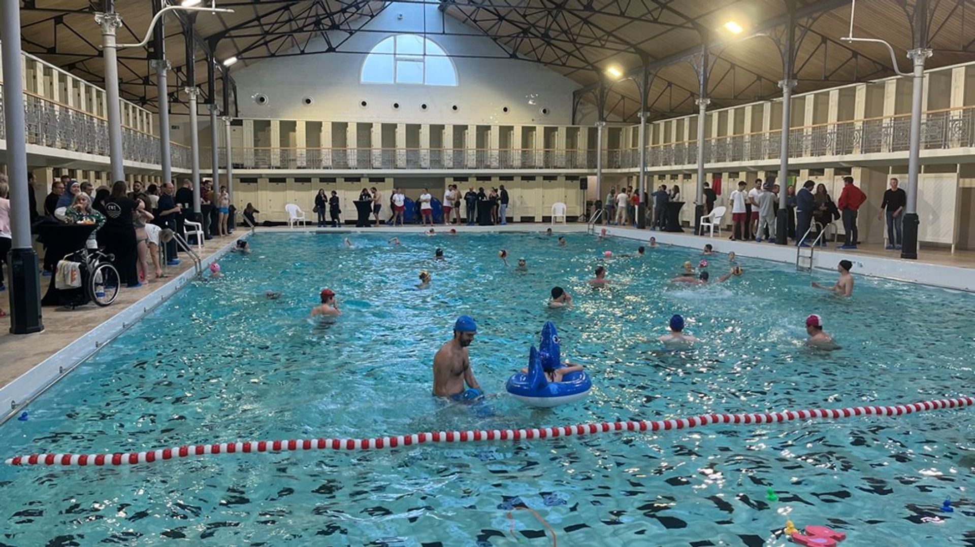 Ixelles : un créneau de piscine réservé aux personnes grosses pour des cours d'aquagym