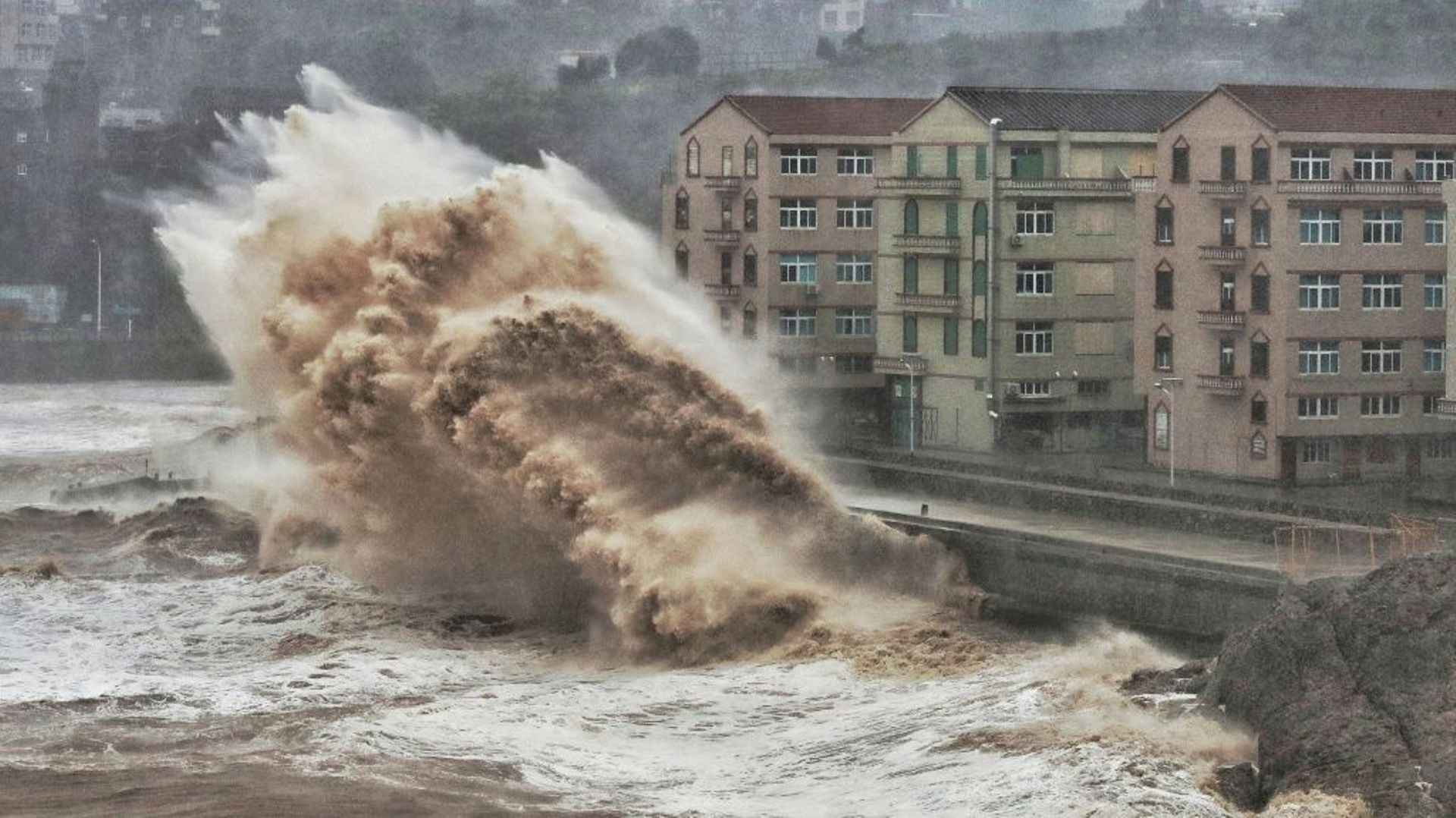 Tempête sur le front de mer à Taizhou, dans l'est de la Chine, le 9 août 2019