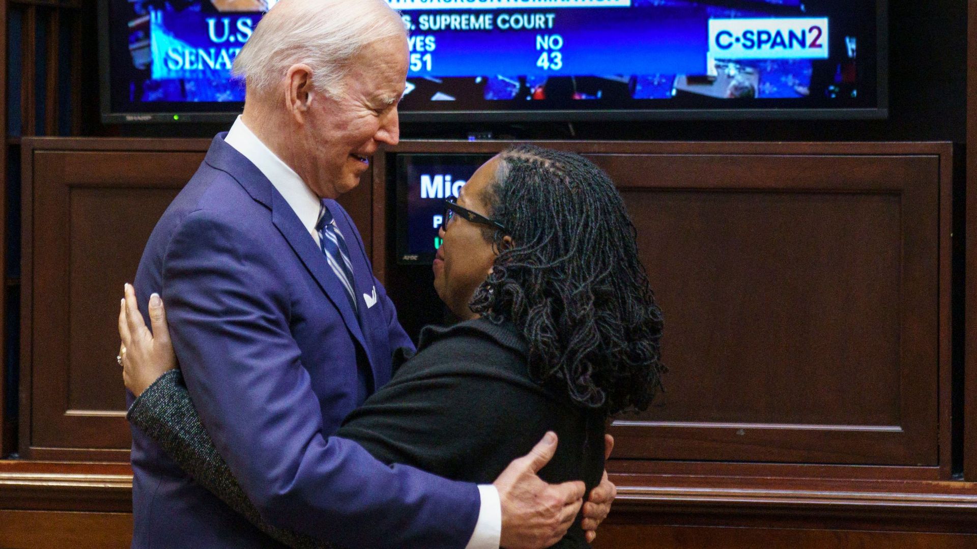 Le président américain Joe Biden félicite Ketanji Brown Jackson après le vote du sénat, le 7 avril 2022.