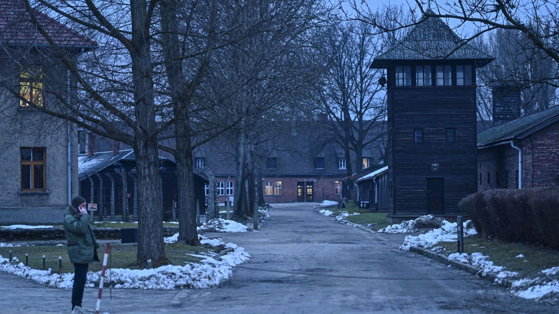 Des ouvriers arrivent pour la journée de commémoration de l’Holocauste sur le site de l’ancien Auschwitz I, le 27 janvier 2023 à Oswiecim, en Pologne.