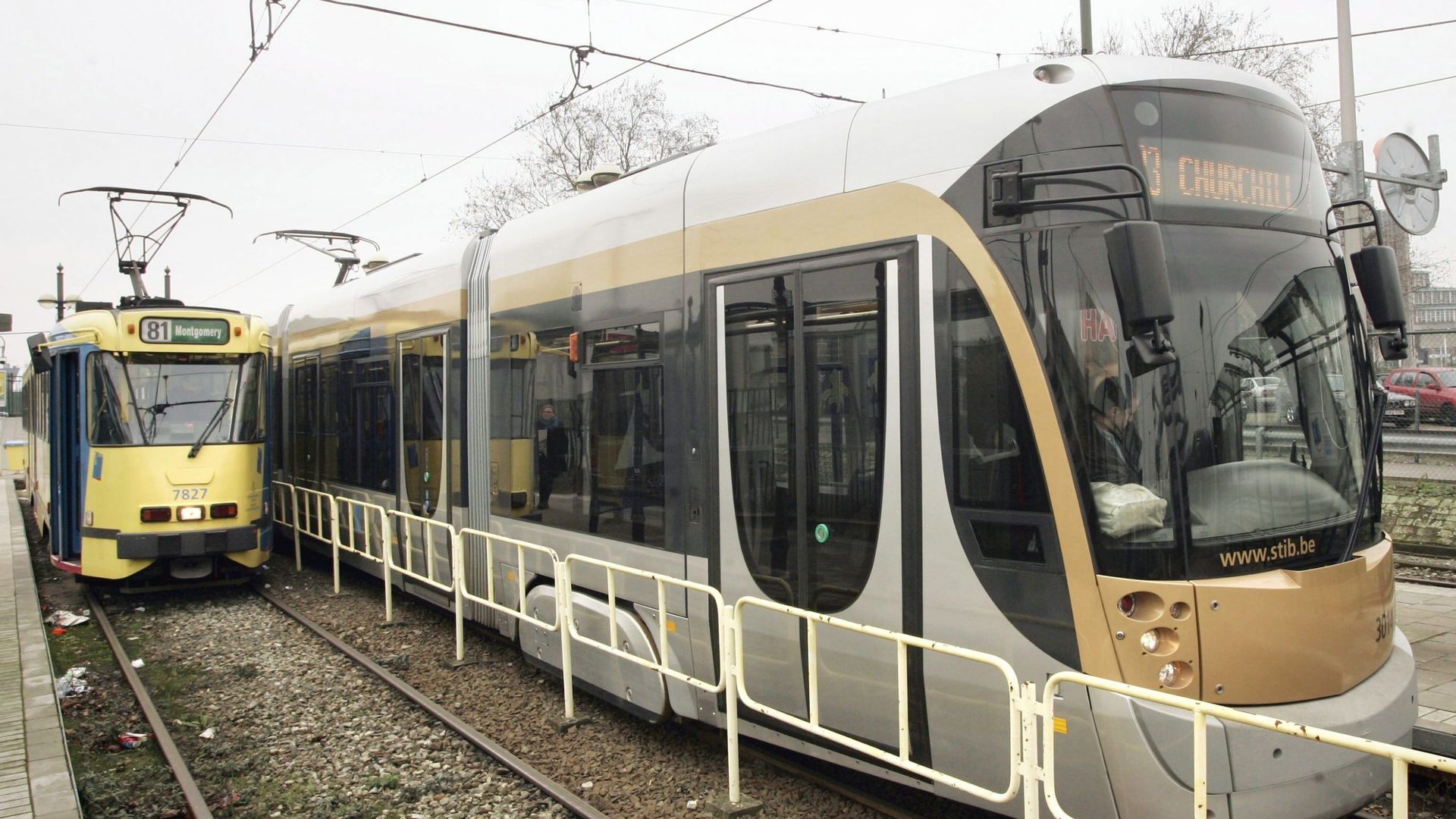 Un tram 4000 extra-long (à droite)