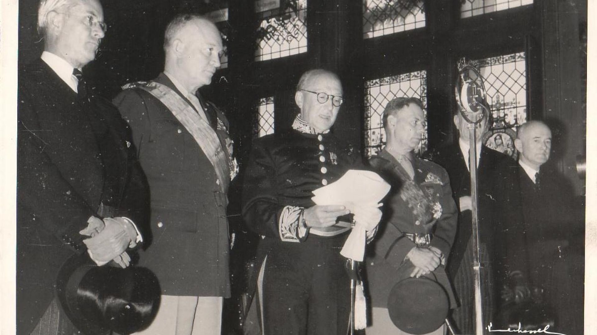 Dwight Eisenhower reçu à l’hôtel communal de Schaerbeek par le bourgmestre Dejase.