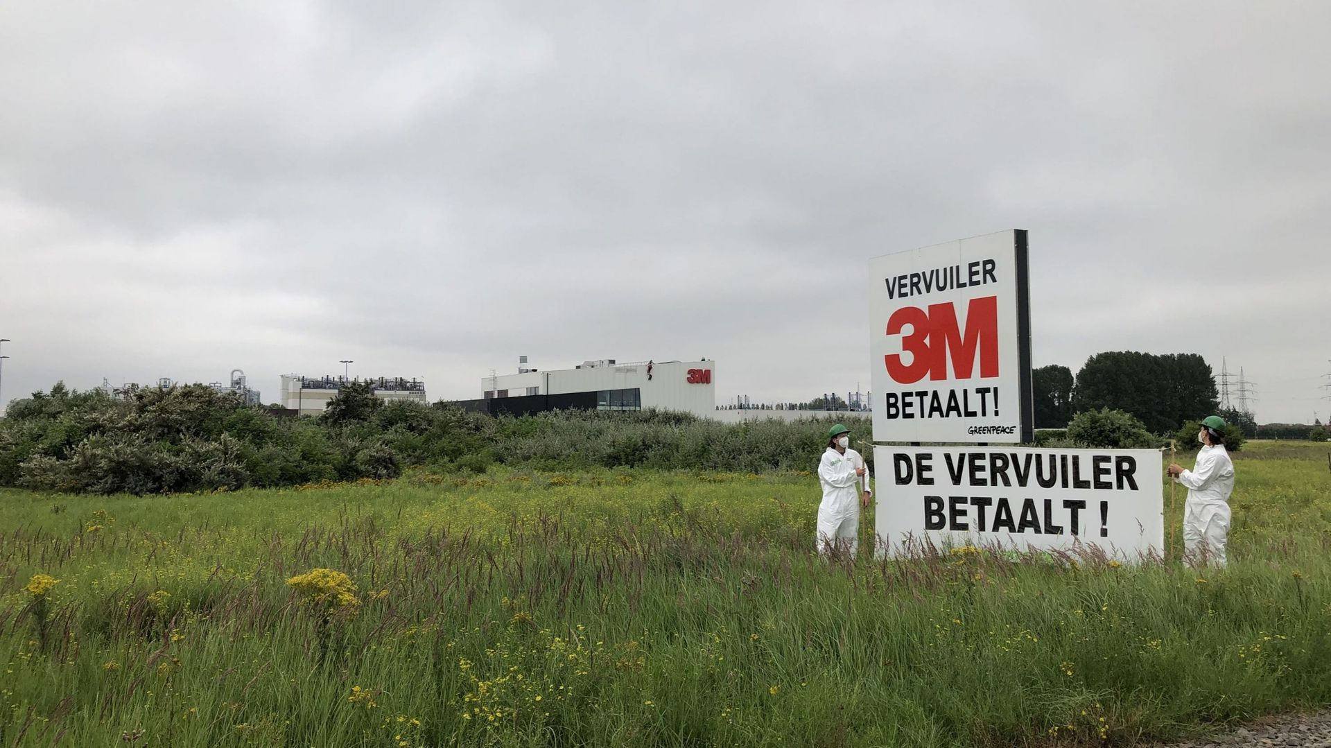 Greenpeace Belgique place un message sur l'usine 3M à Zwijndrecht, après l'affaire de pollution FPOS, mercredi 14 juillet 2021. 