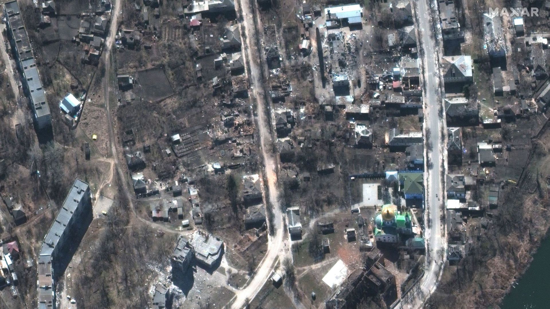 Image satellite Maxar des bâtiments endommagés et de l'hôpital, centre-ville d'Izyum, Ukraine. 24 mars 2022