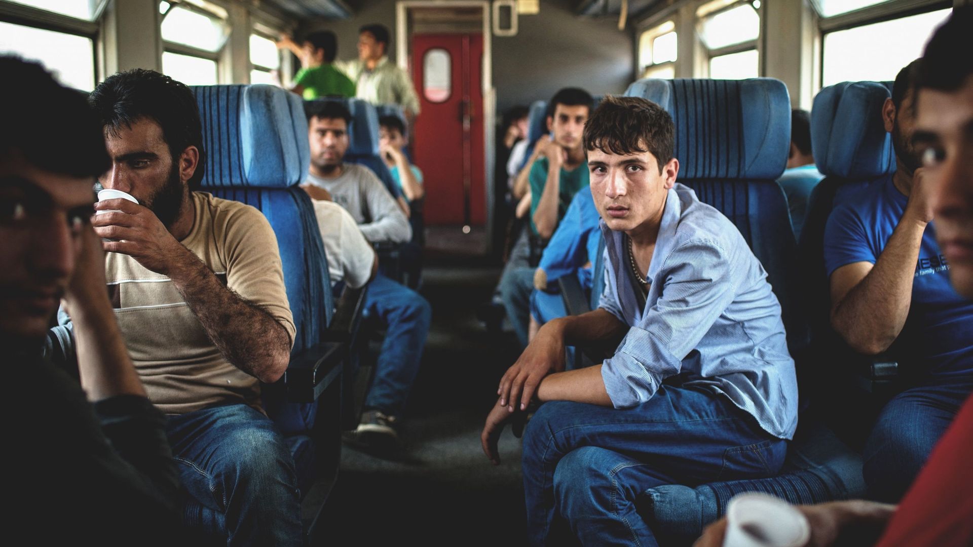Un groupe de migrants afghans est assis dans un wagon d'un train, à destination de la ville de Subotica, dans le nord de la Serbie, près de la frontière hongroise.