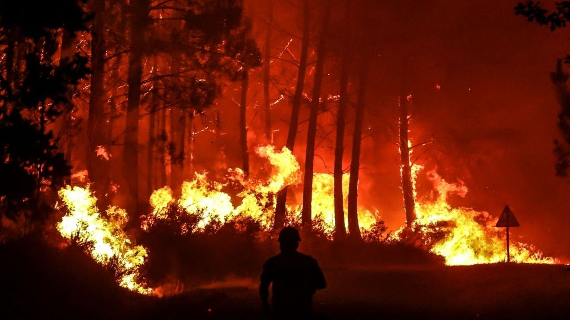 Incendie près de Belin-Béliet, en Gironde, dans le sud-ouest de la France, le 11 août 2022