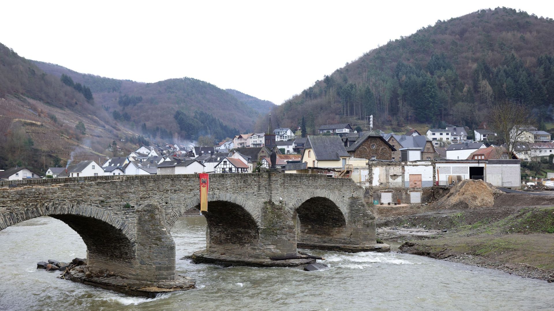 Image d'illustration - Le pont Nepomuk sur la rivière Ahr, partiellement détruit, est photographié pendant les efforts de rétablissement en cours après les inondations dévastatrices de l'année dernière, le 12 janvier 2022 à Rech, en Allemagne. 