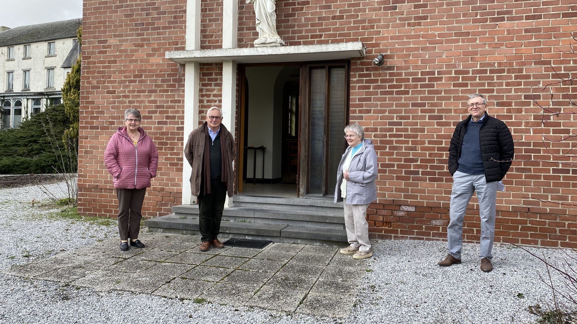 De gauche à droite, devant la chapelle du couvent: Andrée Moureau (présidente de l'ASBL qui gère le Carmel), Denis Grimberghs, Soeur Suzanne et Jean Hermesse.