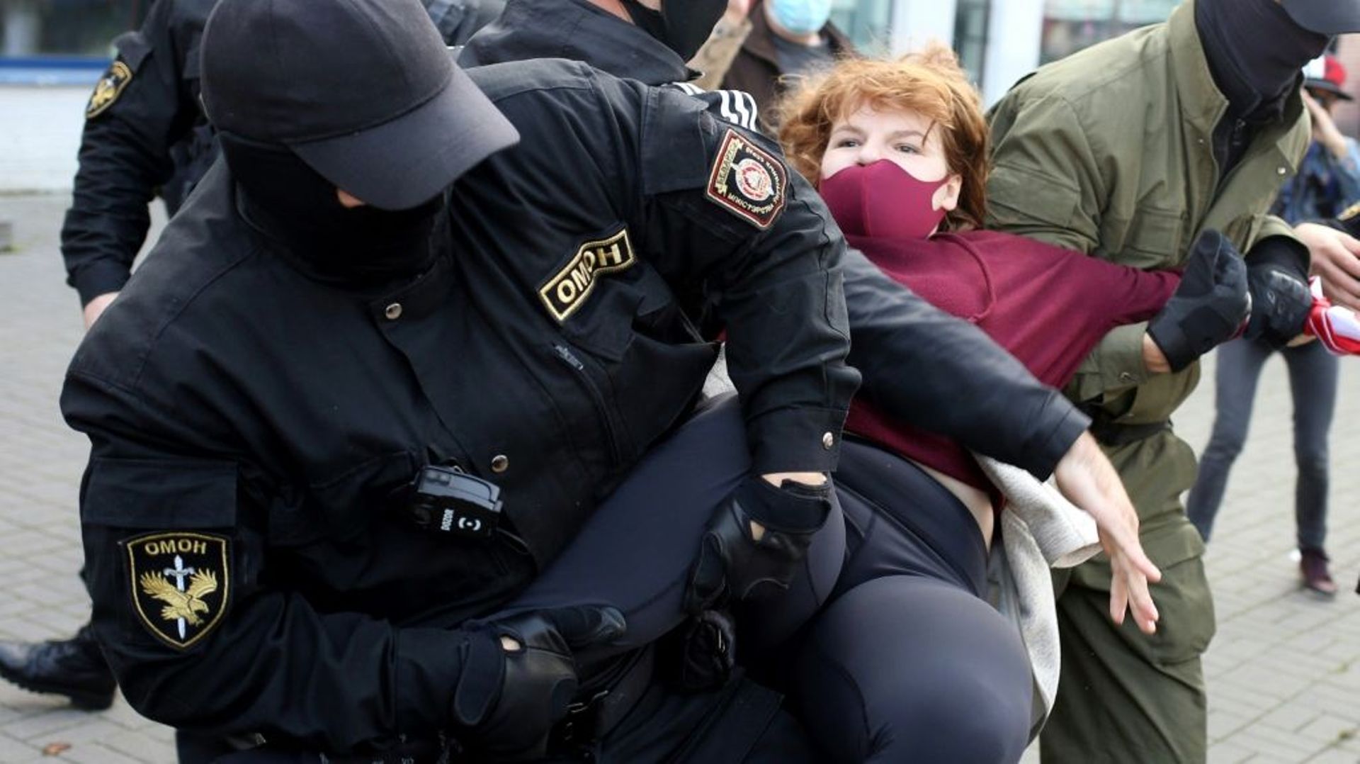 Une manifestante arrêtée à Minsk, le 19 septembre 2020